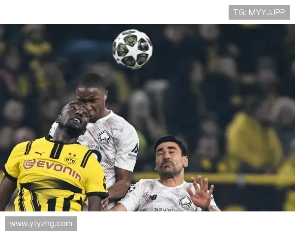 阿德耶米因被换下摔水瓶表达不满 科瓦奇回应此举无必要关注